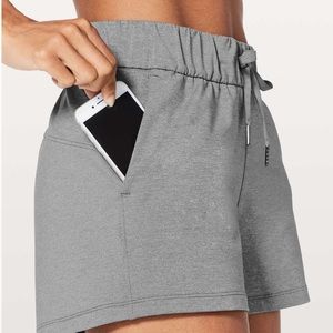 LULULEMON ON THE FLY SHORT 2.5 inch inseam HEATHERED SLATE GRAY